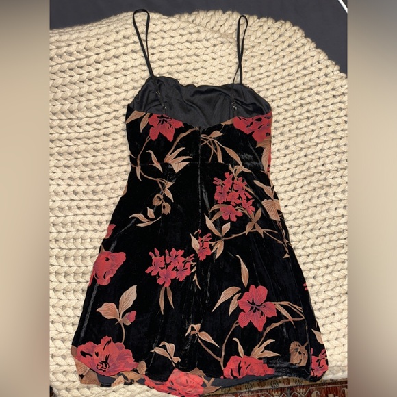 NWT Lulu’s Floral Print Velvet Mini Dress - Picture 5 of 6
